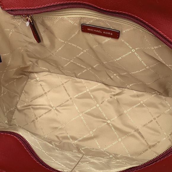 MICHAEL KORS LOGO SHOULDER
TOTE DARK CHERRY COLOR 14.75"W X
10"H × 5.5"D - Picture 15 of 16